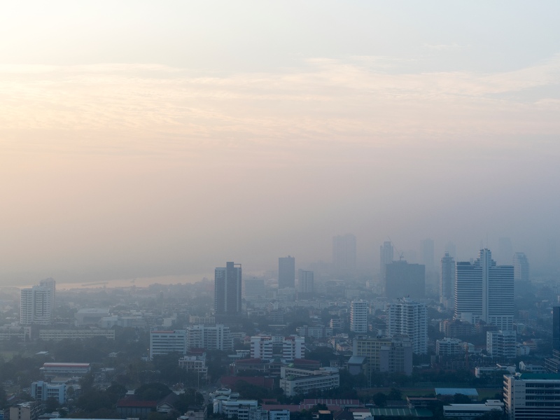Miles de personas recibieron la recomendación de permanecer en casa por niveles peligrosos de partículas en el aire.