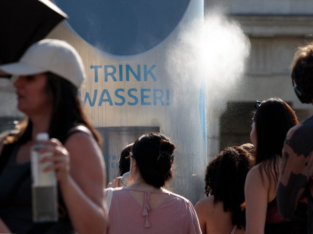 Las altas temperaturas en el suroeste coinciden con una tormenta invernal que traerá fuertes vientos y nevadas al norte.