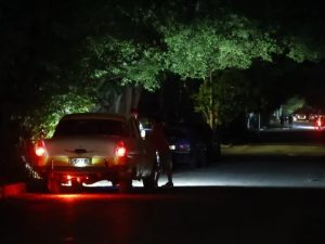 Un vehículo transita por una calle durante un apagón en la Habana (Cuba). / Foto EFE