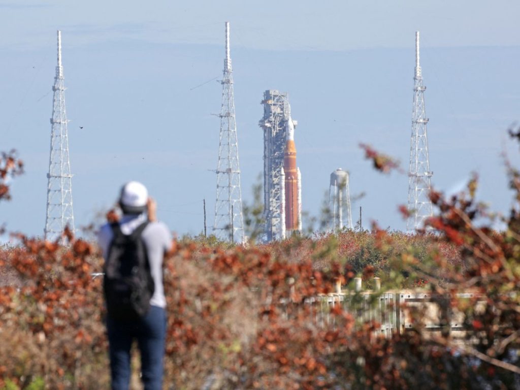La NASA prepara el lanzamiento de la misión Artemis II, que llevará astronautas a la órbita lunar.