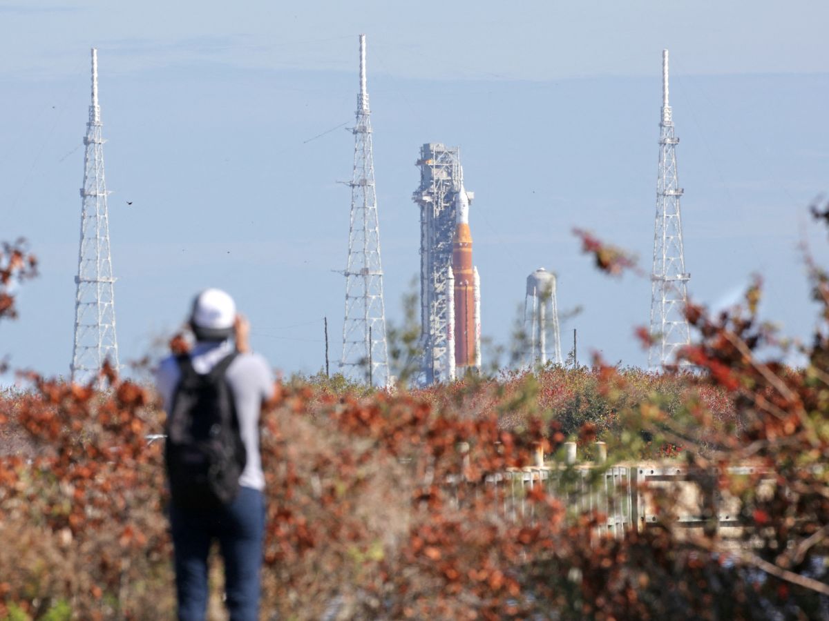 La NASA prepara el lanzamiento de la misión Artemis II, que llevará astronautas a la órbita lunar.