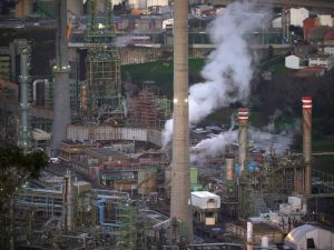 Instalaciones petroleras en el Golfo Pérsico, una región clave para el suministro energético global afectada por la escalada del conflicto.