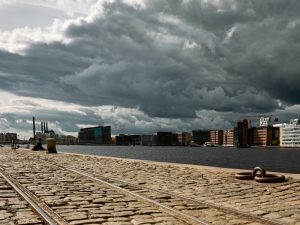 Mapas del Storm Prediction Center muestran zonas bajo alerta por tornados en Texas, Oklahoma y Arkansas.