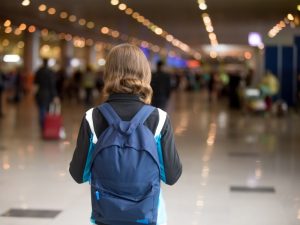 Menores de 18 años pueden viajar en vuelos domésticos dentro de Estados Unidos sin presentar identificación oficial, según la TSA.