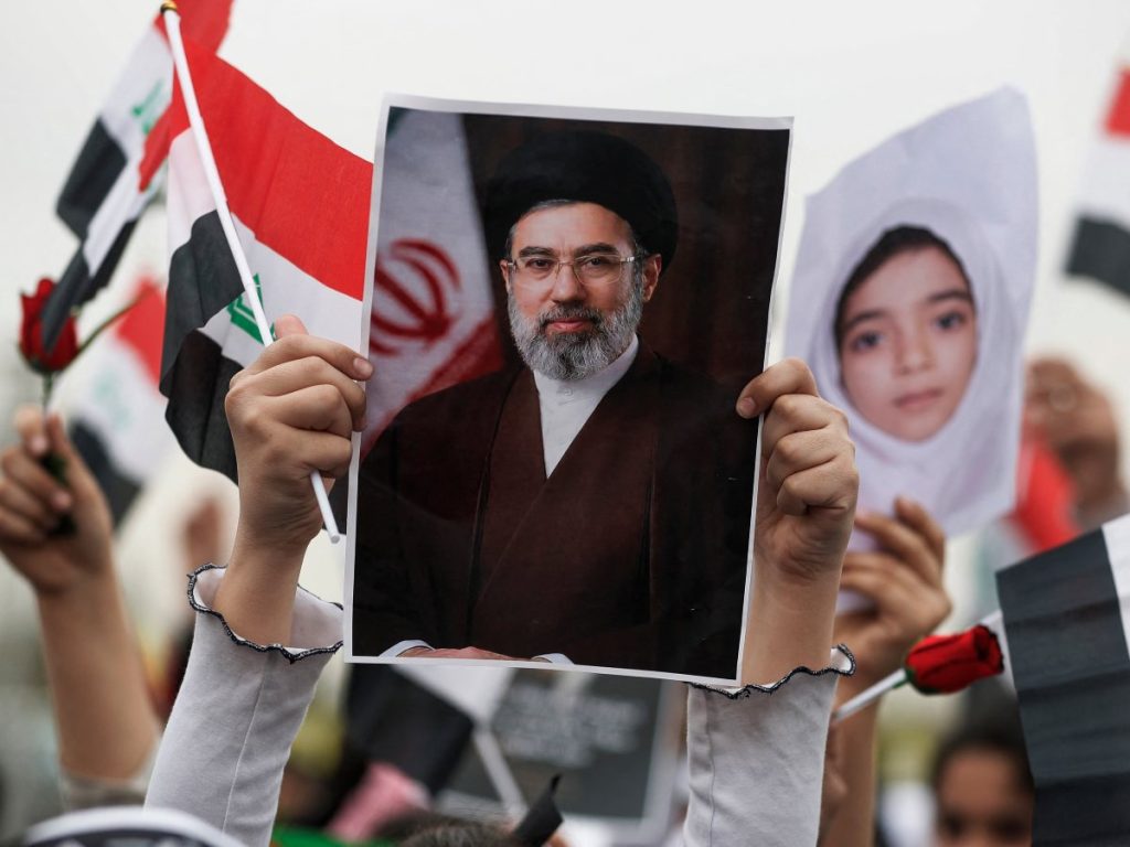 Una colegiala sostiene un cartel del nuevo líder supremo de Irán, Mojtaba Jamenei, durante una manifestación contra Estados Unidos e Israel en Bagdad el 12 de marzo de 2026.