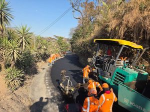 Cuadrillas ejecutan el programa anual de bacheo en diferentes puntos del país como parte de la Ruta FOVIAL.