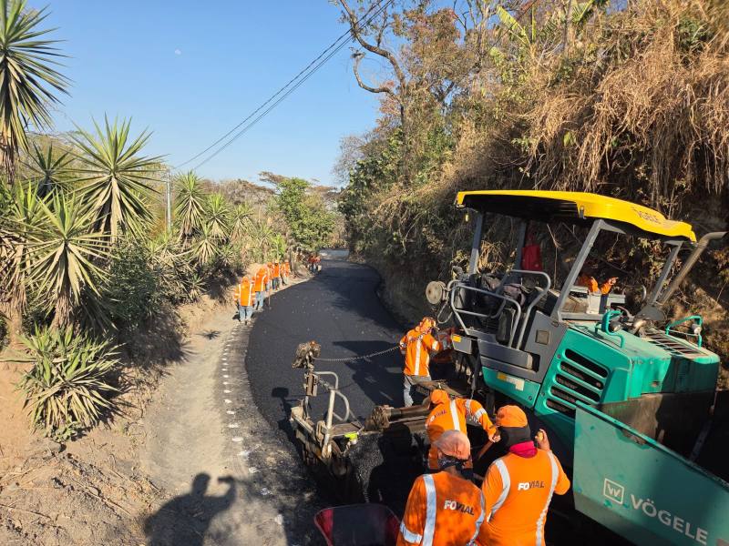 Cuadrillas ejecutan el programa anual de bacheo en diferentes puntos del país como parte de la Ruta FOVIAL.