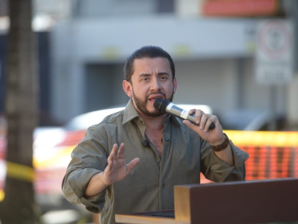 Romeo Herrera, ministro de Obras Públicas, en los trabajos realizados en Zona Rosa para prevenir inundaciones. Foto elsalvador.com