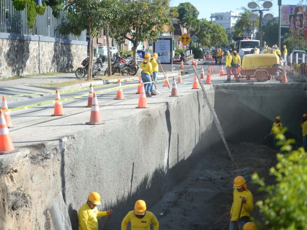 Cierre vehicular en el bulevar Sergio Viera de Mello, frente a Bambú City Center en la Zona Rosa de San Salvador, por obras de drenaje que buscan reducir las inundaciones en el sector. / Foto elsalvador.com