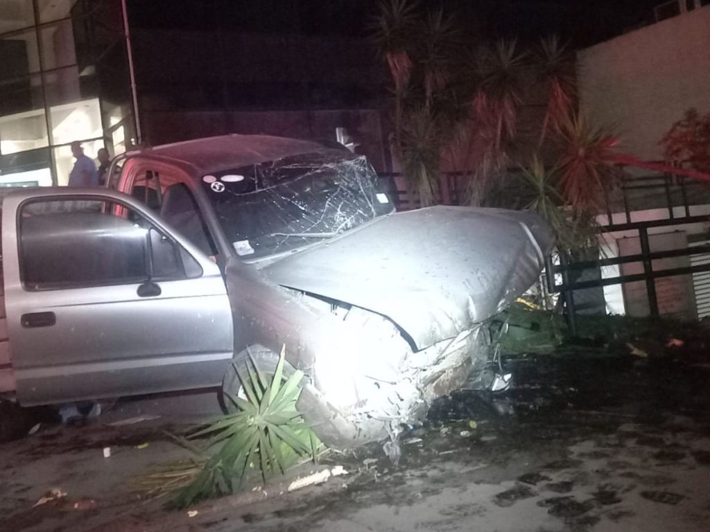 Equipos de socorro y autoridades atendieron el accidente entre una rastra y un pick up ocurrido en el bulevar Los Próceres durante la madrugada.