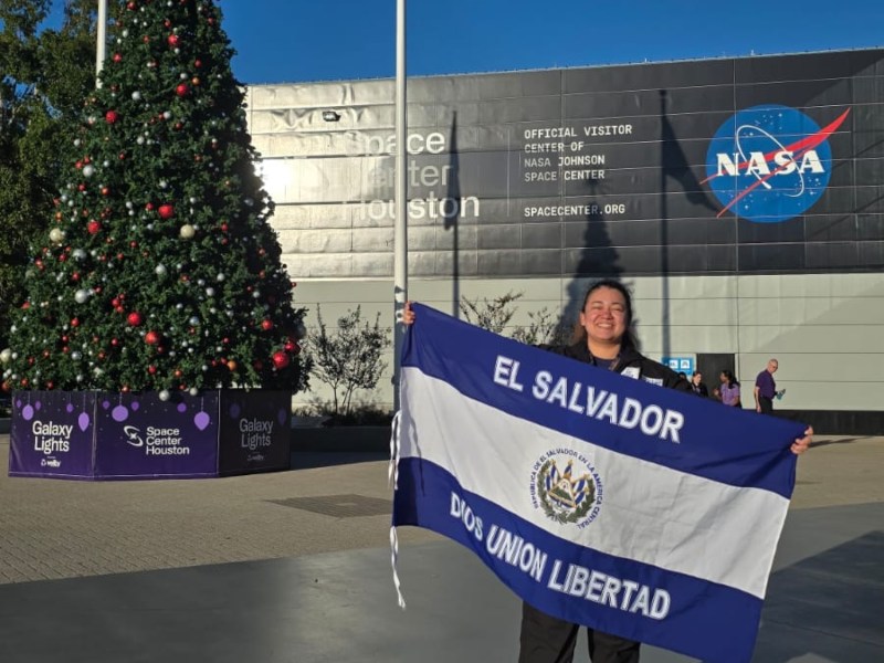 Ángela Pineda, joven salvadoreña que participó en un programa de la NASA con un proyecto para resolver emergencias en Marte.