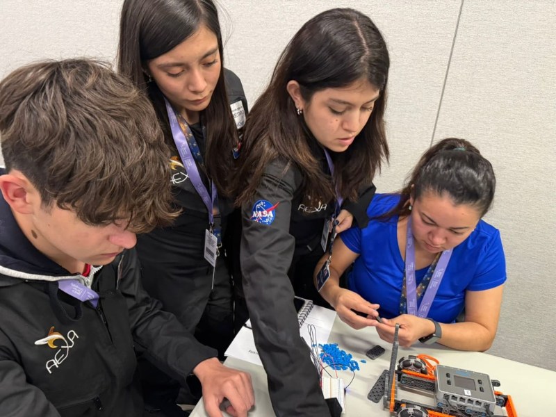 Desde San Salvador hasta la NASA: Ángela Pineda destaca con un proyecto de innovación para misiones en Marte.