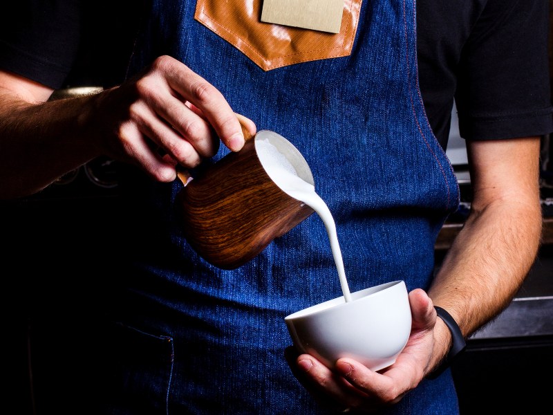 Personas migrantes retornadas podrán capacitarse gratuitamente en panadería y barismo a través de una beca completa impulsada por AAMES.