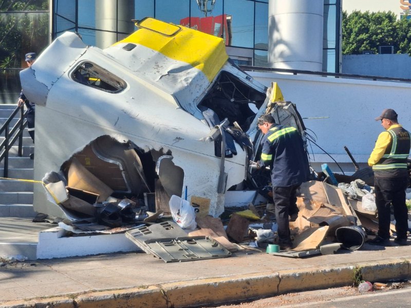 La rastra terminó fuera de su carril tras colisionar con un pick up en el bulevar Los Próceres, en San Salvador.