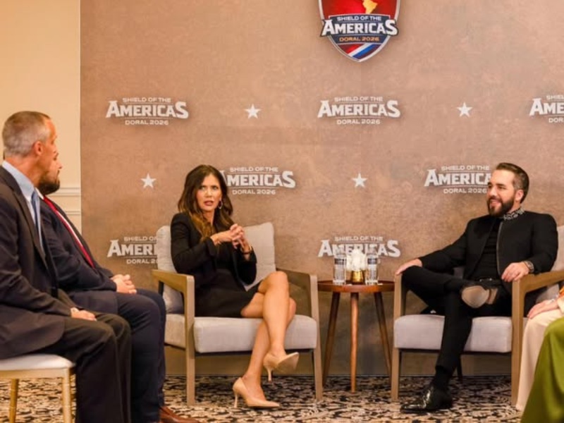 Nayib Bukele se reunió con Kristi Noem, enviada especial del presidente de Estados Unidos para la cumbre “Escudo de las Américas”.