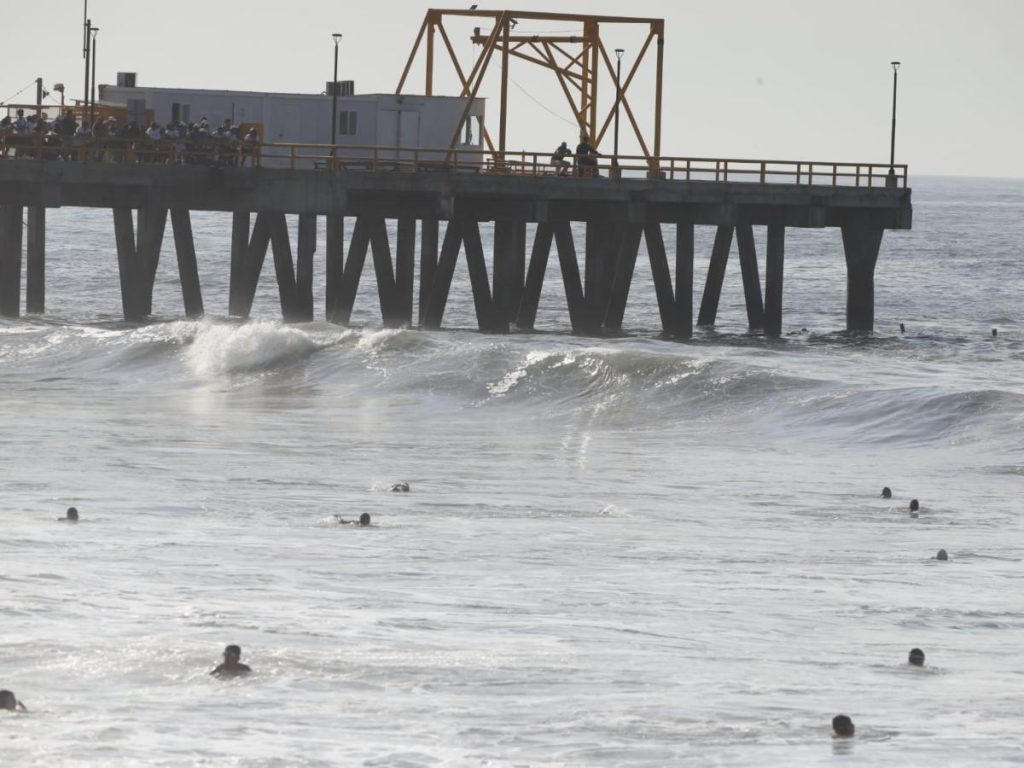 Más de 200 nadadores participaron en la sexagésima edición del “Paso del Hombre”, una travesía acuática que pone a prueba la resistencia de guardavidas.
