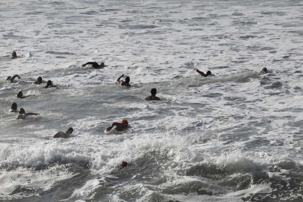Antes de participar, los aspirantes debieron nadar 3,000 metros en una piscina olímpica como requisito de clasificación.