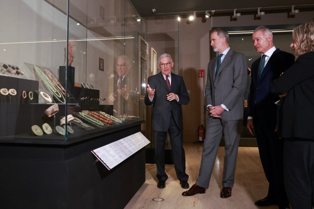 El Rey Felipe VI (2i), junto al embajador de México, Quirino Ordaz Coppel (3i), visita este lunes la exposición 'La mitad del mundo. La mujer en el México indígena' que se exhibe en el Museo Arqueológico Nacional (MAN), en Madrid.