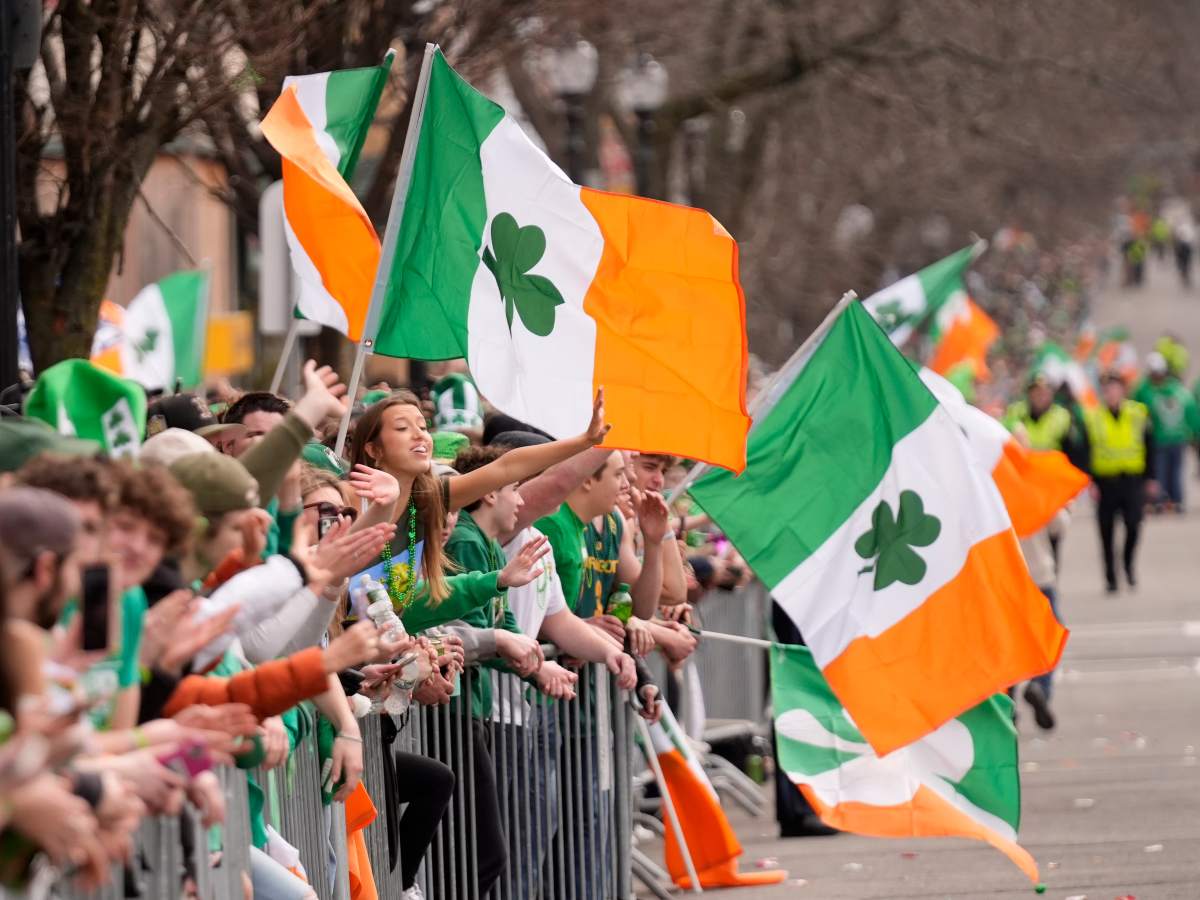 Personas participan en un desfile del Día de San Patricio, vistiendo de verde y celebrando esta tradición irlandesa que se ha vuelto global.