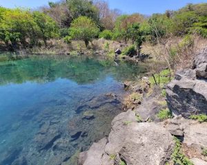 El Hoyo de Gabriel es una poza natural ubicada en las montañas de Metapán, Santa Ana, conocida por sus aguas cristalinas y su entorno rodeado de vegetación.