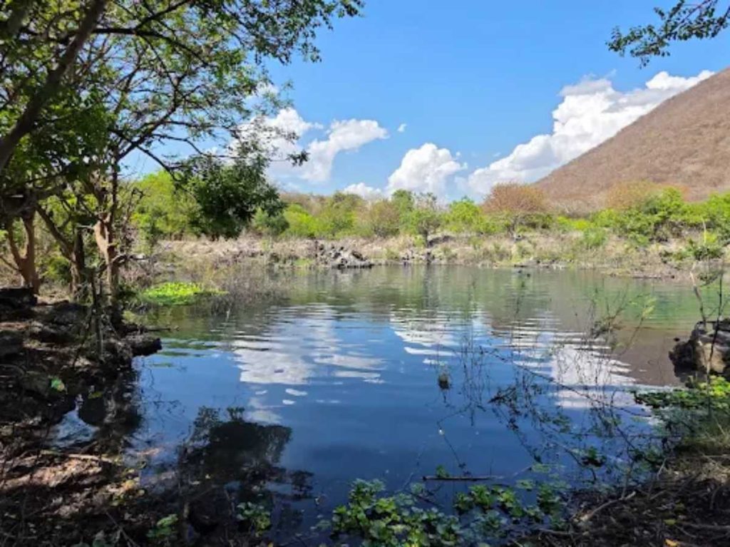 Visitantes llegan a El Hoyo de Gabriel para refrescarse en sus aguas claras y disfrutar de un día de turismo de naturaleza en Metapán.