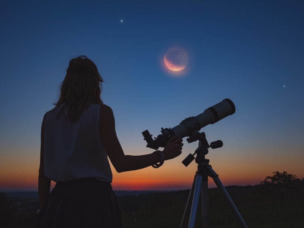 Para observar mejor la luna, buscá un lugar oscuro, mirá hacia el horizonte al atardecer y disfrutá del momento cuando se ve más grande y luminosa.