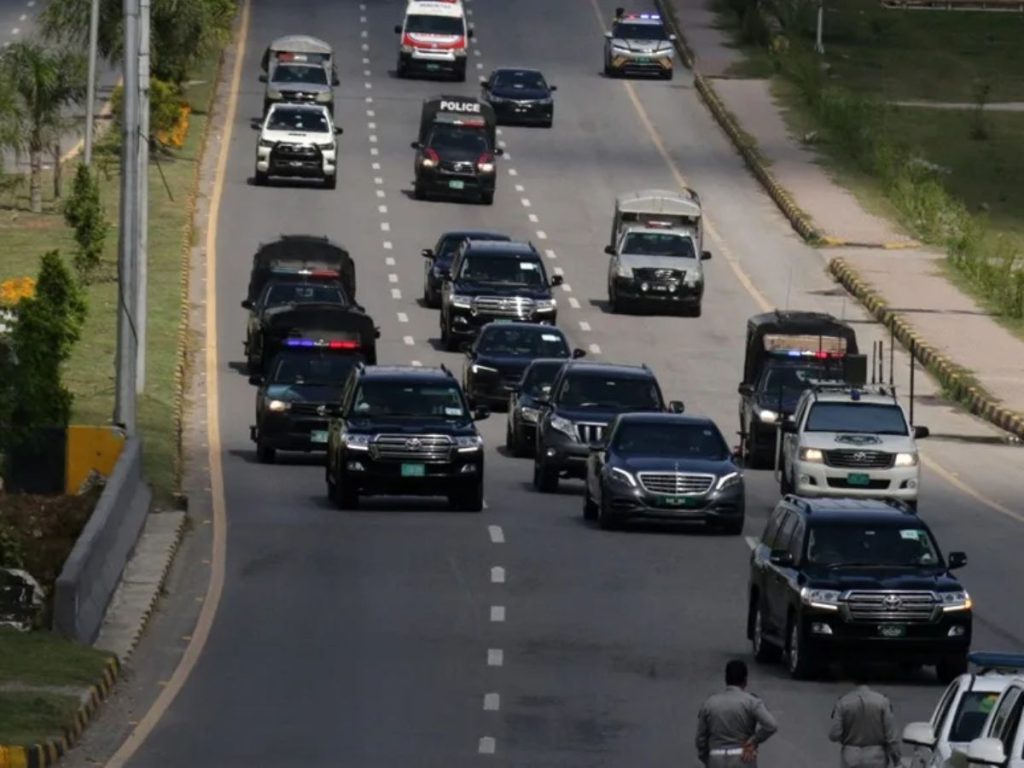 Agentes de seguridad pakistaníes escoltan los vehículos que transportan a una delegación encabezada por el ministro de Asuntos Exteriores turco, Hakan Fidan, mientras se dirigen a una reunión con el mariscal de campo general pakistaní Asim Munir, en Islamabad, Pakistán, el 29 de marzo de 2026.