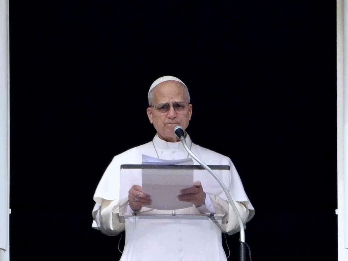 El papa León XIV durante la oración del ángelus en la plaza de San Pedro, donde pidió frenar la violencia en Oriente Medio.