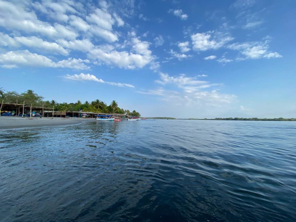 El parasailing consiste en elevarse con un paracaídas sujeto a una lancha; el viento y la velocidad permiten que la persona se eleve suavemente sobre el mar.