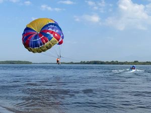 Turistas disfrutan la experiencia de parasailing en la Costa del Sol, una actividad de aventura que permite elevarse sobre el Pacífico y contemplar la costa salvadoreña desde el aire.