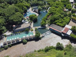 Apuzunga en Metapán es el parque acuático donde un río natural atraviesa todo el lugar
