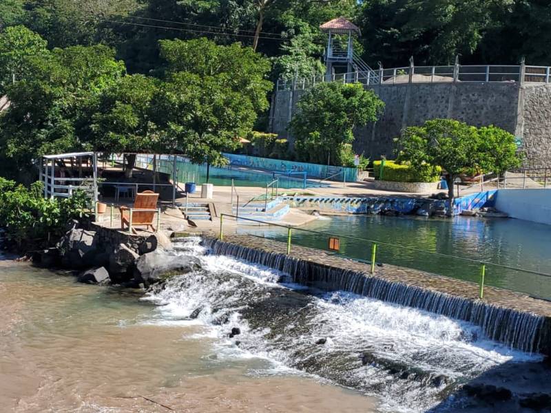 Así se vive Apuzunga, rodeado de naturaleza y con el río pasando justo a tu lado.