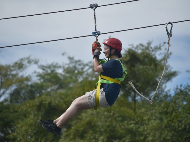 Si buscás algo natural, Apuzunga te ofrece un río real dentro del parque.
