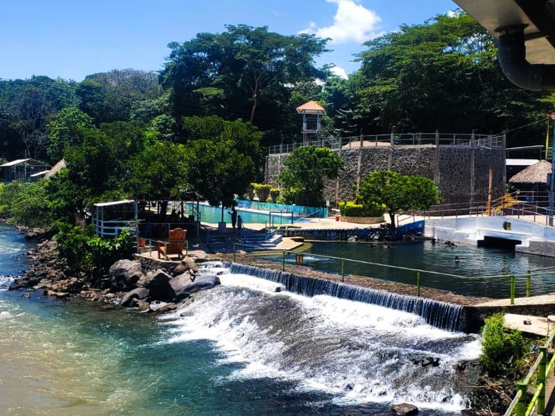 El río Guajoyo atraviesa Apuzunga y crea un ambiente único que no vas a encontrar en otro parque acuático.