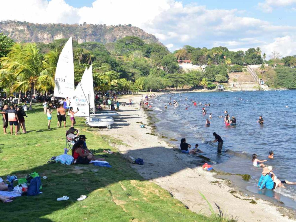 Visitantes disfrutan de las piscinas y toboganes en el Parque Recreativo Apulo durante la temporada de Semana Santa.