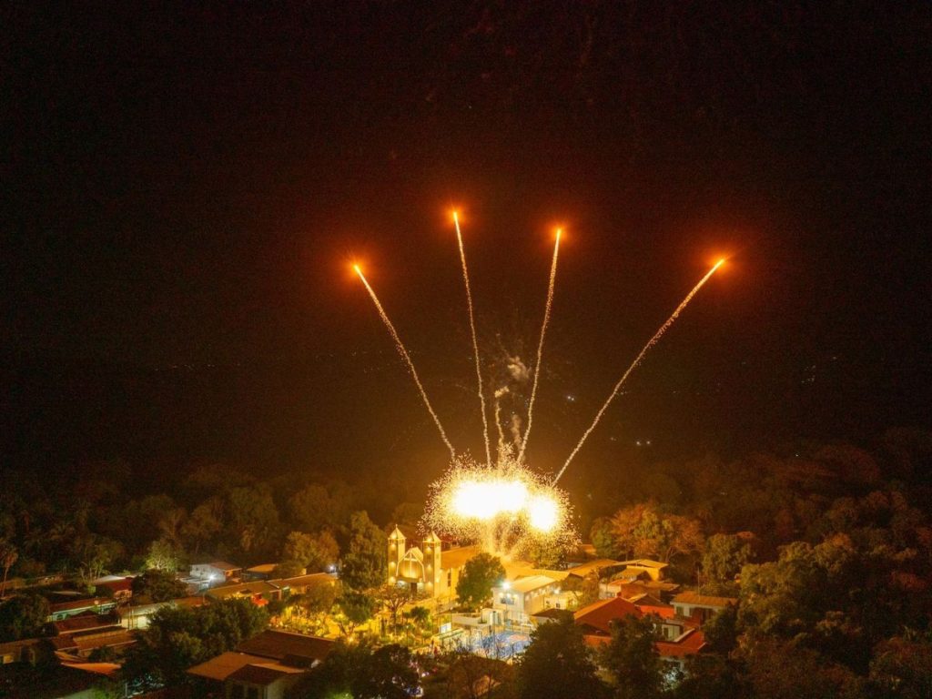 El diseño del parque combina áreas verdes, zonas de descanso y espacios para recreación.