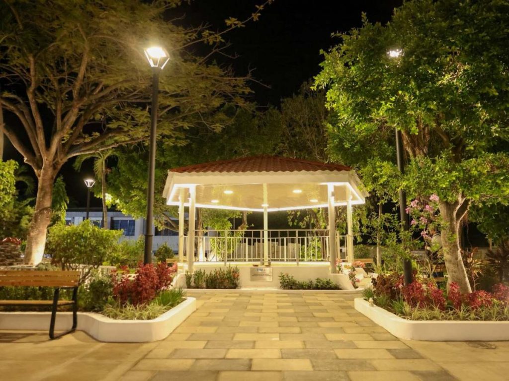 Más de 30 luminarias LED fueron instaladas para mejorar la iluminación y el uso nocturno del parque.