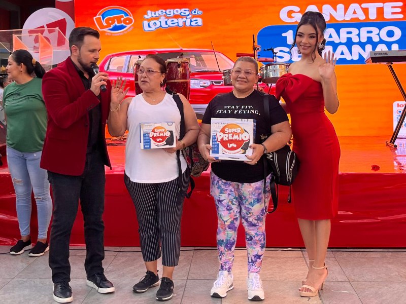 Elizabeth Solórzano y su amiga reciben un electrodoméstico tras participar en una de las dinámicas organizadas durante el evento de LOTO.