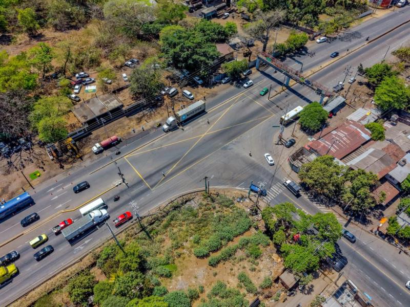 Autoridades colocan la primera piedra del paso a desnivel en Acajutla.