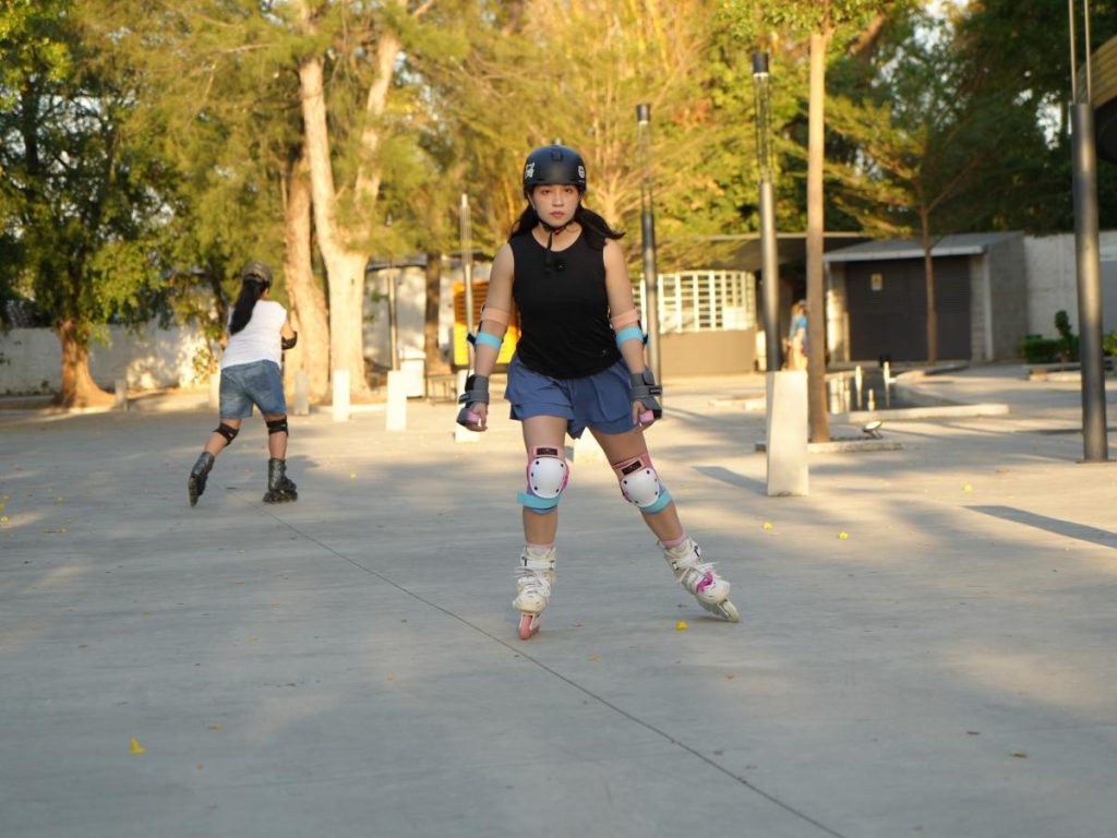 Una patinadora practica equilibrio y control en la plaza frente al Gimnasio Nacional José Adolfo Pineda, uno de los puntos donde se reúne la comunidad de patinaje urbano en San Salvador.