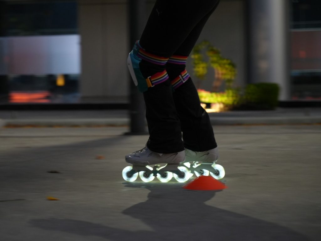 Ruedas iluminadas y conos marcan el recorrido durante la práctica nocturna, donde los patinadores perfeccionan control, equilibrio y técnicas de frenado.