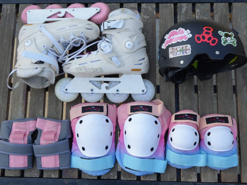 Patines, casco y protecciones forman el equipo básico para iniciar en el patinaje urbano y reducir el riesgo de lesiones durante la práctica.