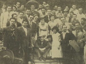 Pedro Infante fue recibido por numerosos admiradores a su llegada al aeropuerto de Ilopango en 1952, según registros de El Diario de Hoy.