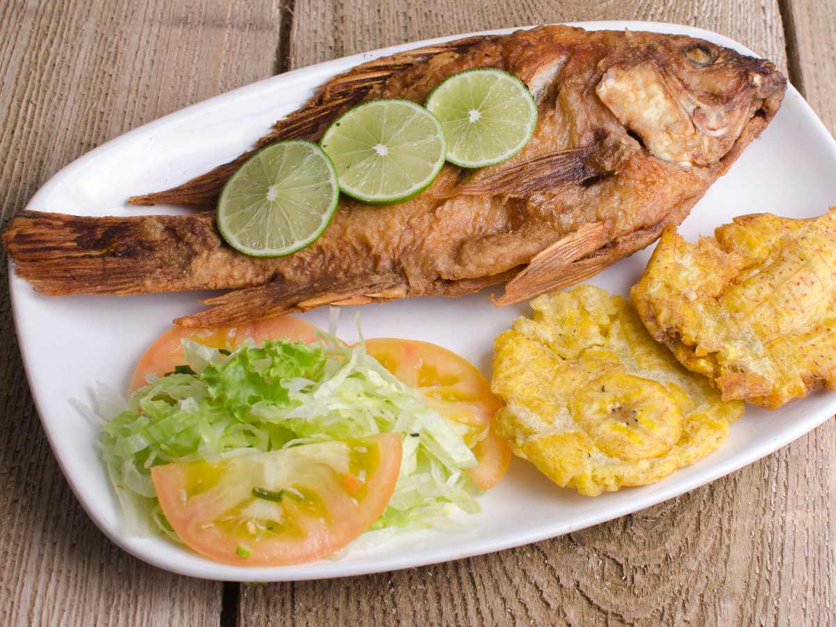 Pescado boca colorada frito con tostones.