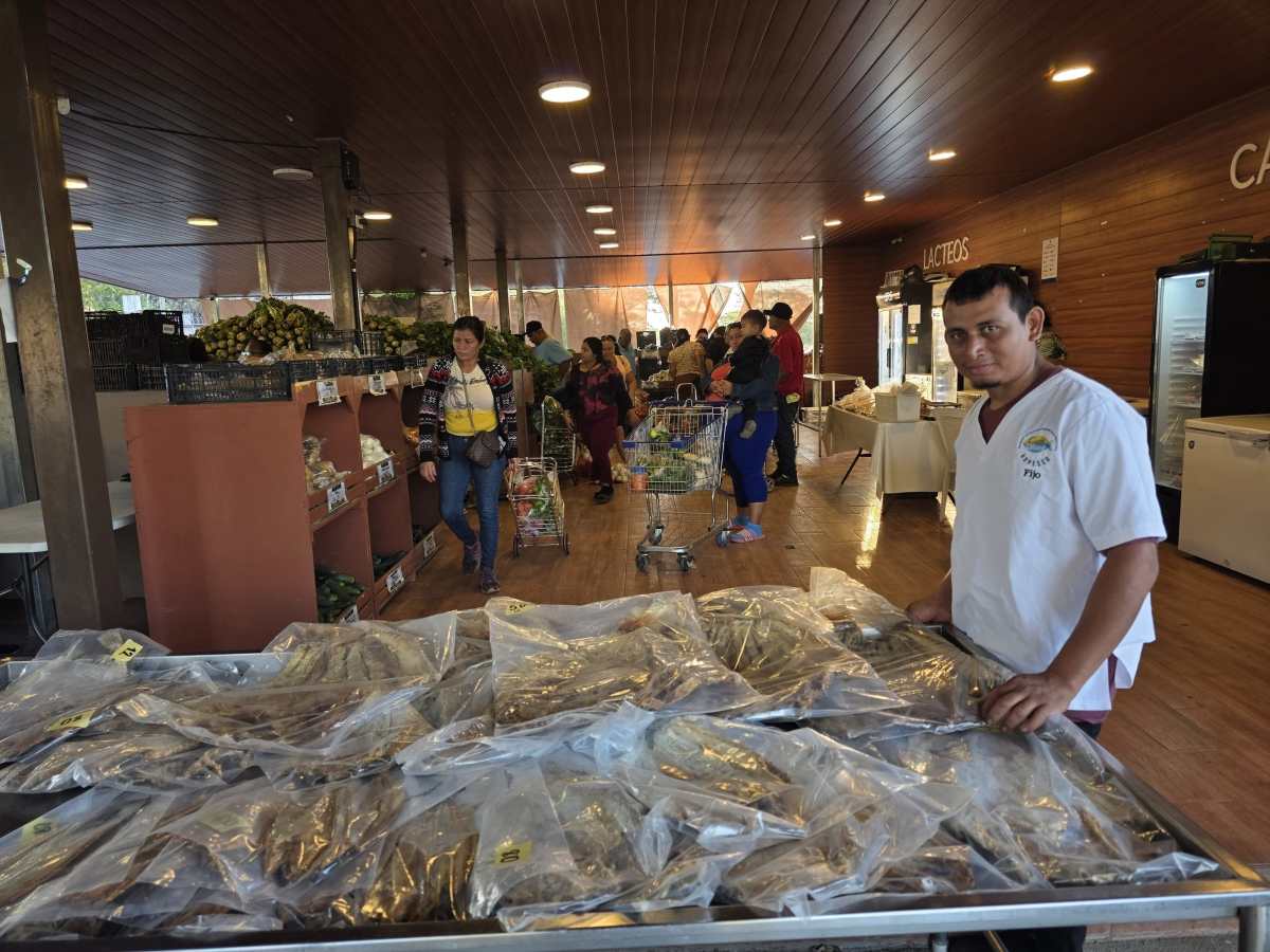 Venta directa de pescado seco en Agromercados de San Miguel ofrece precios más bajos en plena alta demanda por Semana Santa.