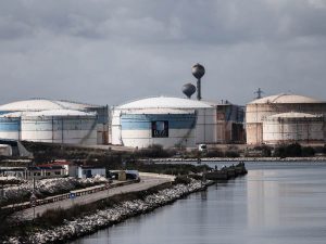 Silos de combustible en el puerto de Fos-Sur-Mer, Francia. Países liberarán 400 millones de barriles de petróleo para mitigar el impacto de la guerra en Medio Oriente. Foto AFP.