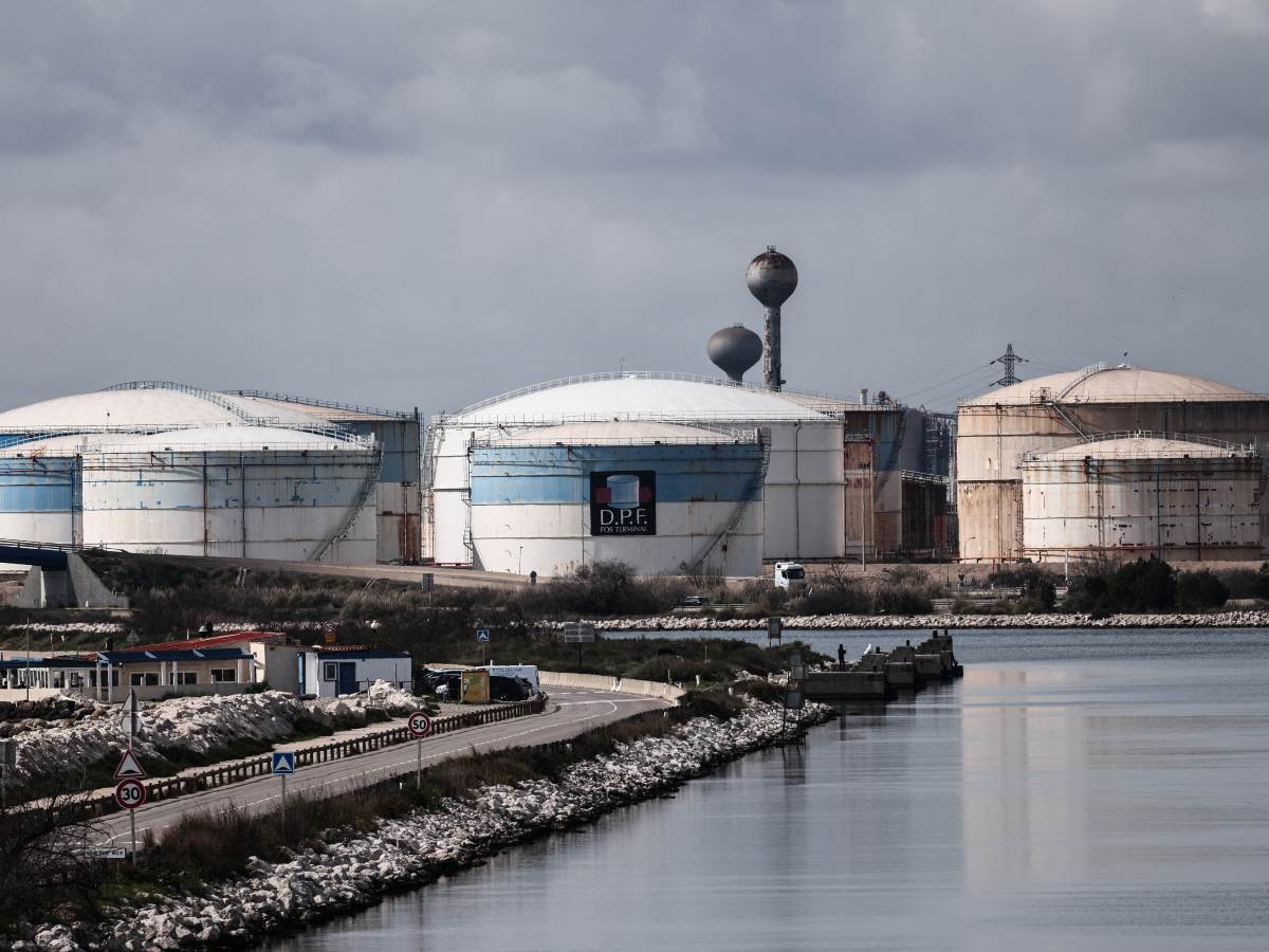 Silos de combustible en el puerto de Fos-Sur-Mer, Francia. Países liberarán 400 millones de barriles de petróleo para mitigar el impacto de la guerra en Medio Oriente. Foto AFP.