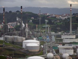 Refinería de Repsol en A Coruña, España. La guerra entre Estados Unidos, Israel e Irán sacude los mercados energéticos y amenaza el flujo de petróleo por el estrecho de Ormuz.