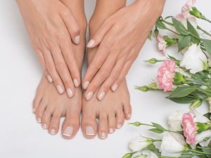 Mantener uñas cortas, limpias y sin humedad acumulada es clave para prevenir hongos en los pies.