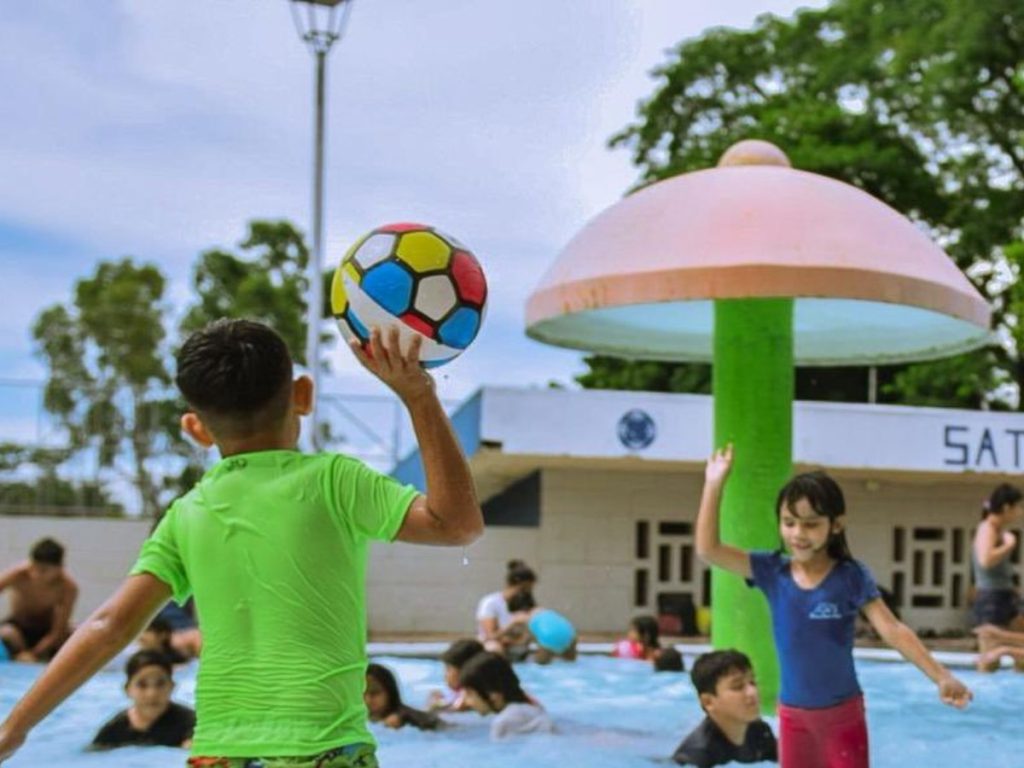 Niños y adultos pueden aprovechar las piscinas gratuitas como alternativa accesible para el verano en la ciudad.